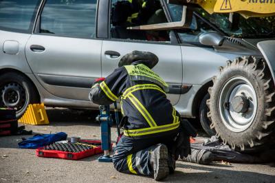 Baltmannsweiler: Feuerwehr uebt am Waldrand